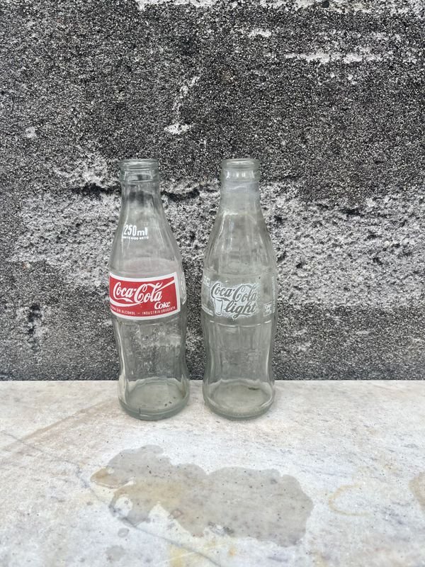Dos botellas de Coca-Cola vacías - imagen 3
