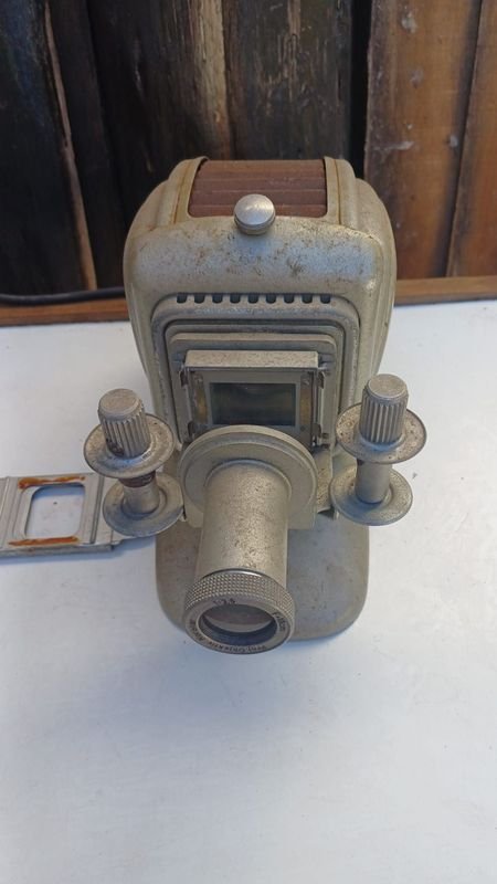Lote siguiente: Proyector antiguo de diapositivas a la vista