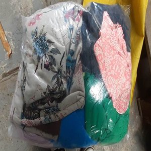 Lote siguiente: Ropa de Mujer Variada - Variedad de Prendas