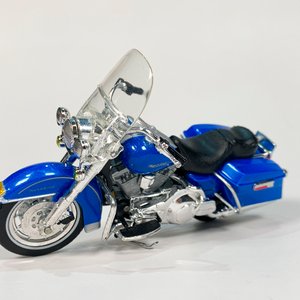 Dos Maquetas Maisto Harley Davidson: Electra Glide Ultra Classic Roja (2005) y Road King Azul (1997) - imagen 2