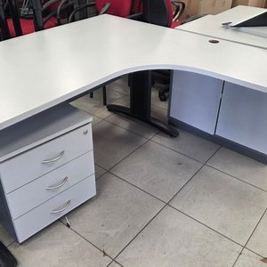 Lote siguiente: Escritorio en L Gris con Estantes y Cajonera Separada