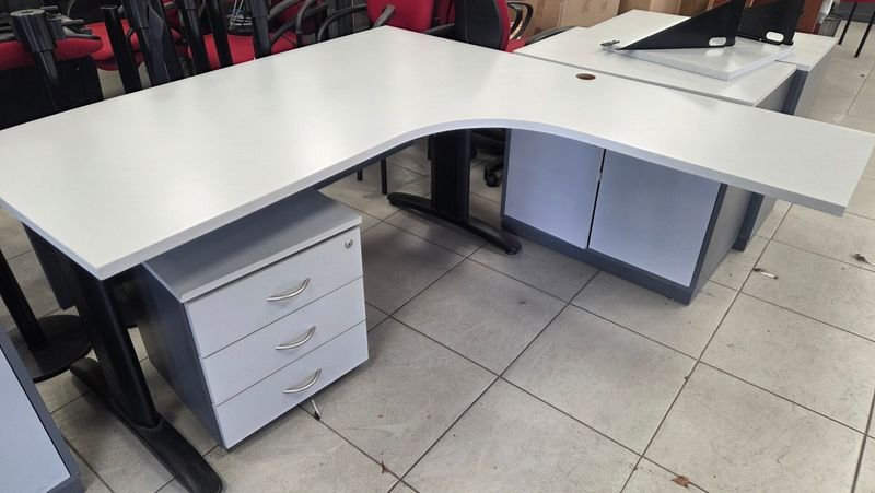 Escritorio en L Gris con Estantes y Cajonera Separada