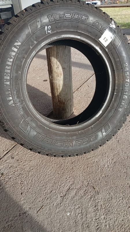 Llanta de 245/70 R 26, condición buena, para vehículos - imagen 4