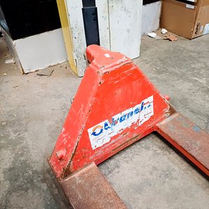 Gato Hidráulico Rojo para Pallets con Ruedas - imagen 3