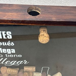 Cuadro Decorativo Temático de Vino con Corchos y Frase - imagen 6