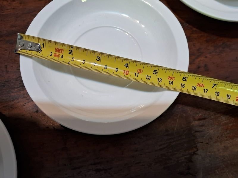 Juego de tazas y platos de cerámica blanco - imagen 3