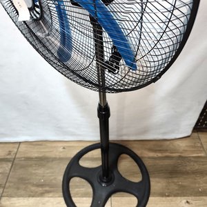 Ventilador de Pie Negro con 5 Aspas Metálicas Azules y 3 Velocidades - imagen 4
