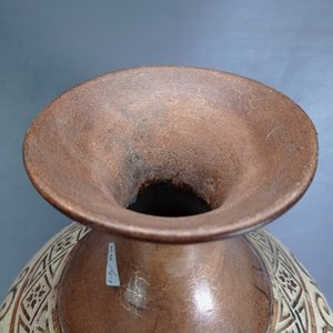 Gran Jarrón de Cerámica Decorado con Diseños en Relieve - imagen 4
