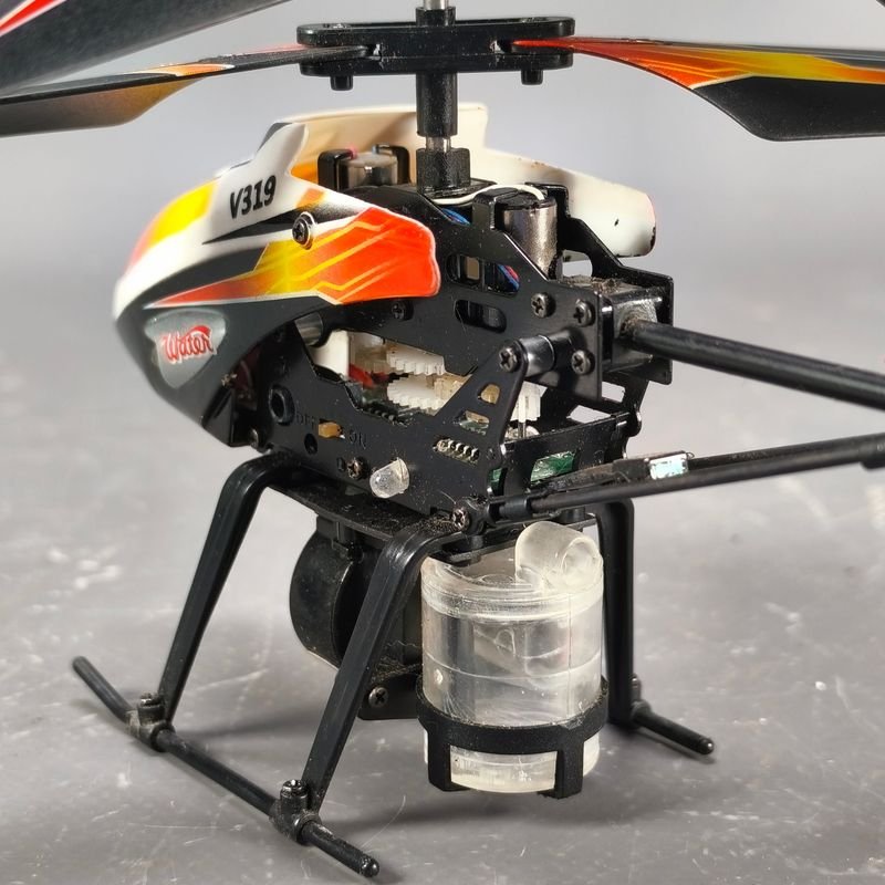 Helicóptero controlado a distancia con lanzamiento de agua - imagen 7
