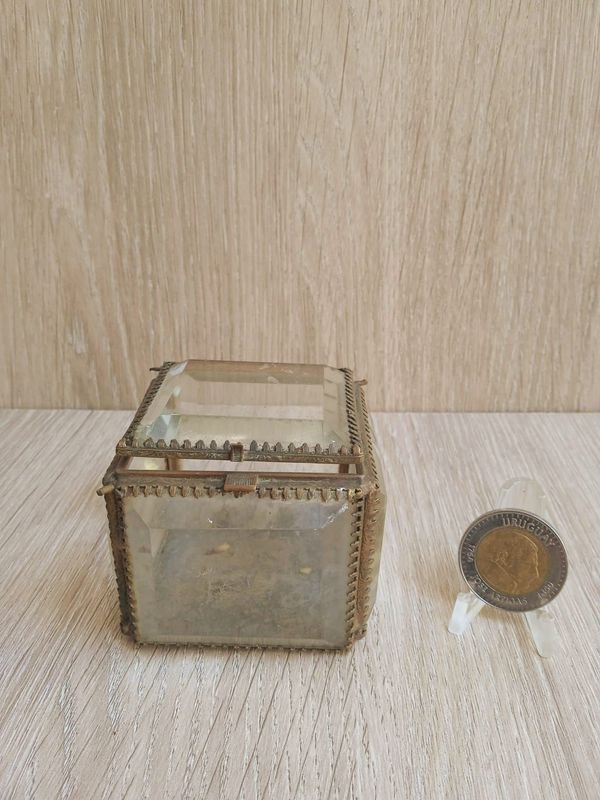 Cofre en Vidrio y Bronce con Moneda de Oro - imagen 2