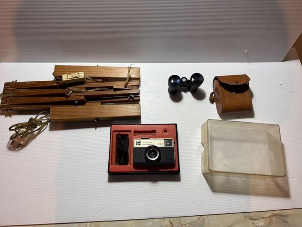 Lámpara Articulada Antigua, Cámara Kodak Instamatic y Binoculares con Estuche