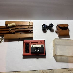 Lote siguiente: Lámpara Articulada Antigua, Cámara Kodak Instamatic y Binoculares con Estuche