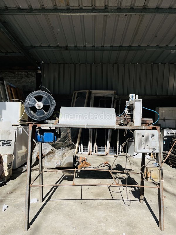 Máquina Industrial Antigua con Motor Eléctrico