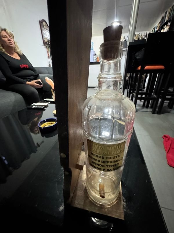 Botella Dispensadora "Pingometro" con Soporte de Madera para Colgar