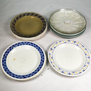 Lote siguiente: Lote de Platos de Vidrio y Porcelana con Diseños Variados