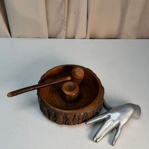 Cascanueces Rústico de Madera con Mazo - imagen 1