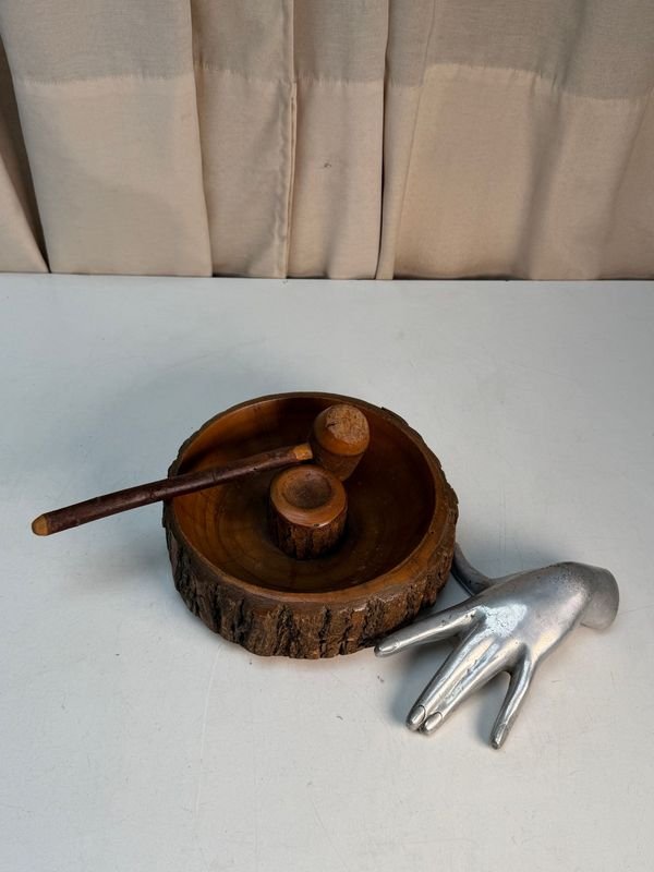 Cascanueces Rústico de Madera con Mazo