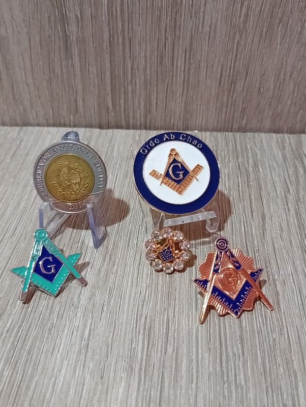 Lote de 4 Broches y Pins de Masonería en Metal y Esmalte