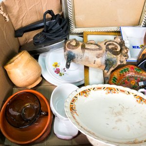 Lote Variado: Centro de Porcelana, Frasco con Tapa, Plancha Antigua y Más - imagen 5
