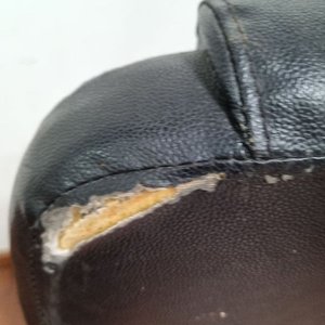 L 987 - Comodo sillon de escritorio giratorio en tapizado color negro con detalles de uso (Medidas 63x50x100cm / Con desgaste en tapizado) - imagen 5