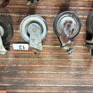 Lote de 12 Ruedas Giratorias Metálicas y de Goma - imagen 2
