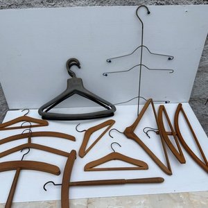 Lote anterior: Lote de Perchas Antiguas de Madera y Plástico