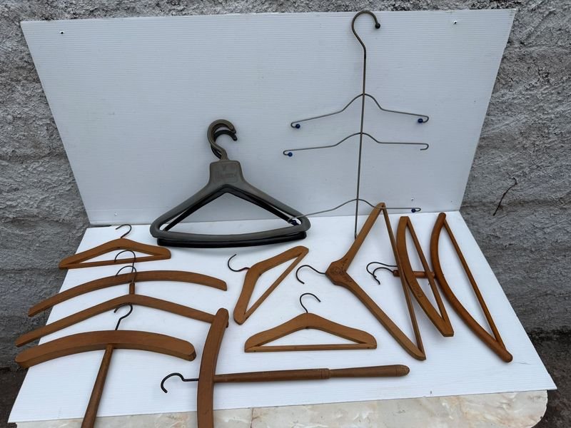 Lote de Perchas Antiguas de Madera y Plástico