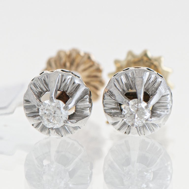 Lote siguiente: Pare de aretes de oro 18k con brillantes