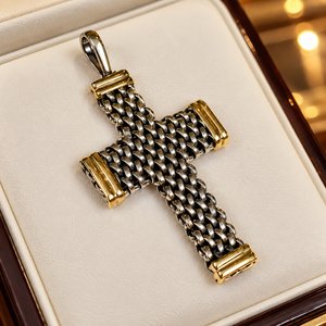 Lote siguiente: Cruz Articulada Bicolor en Plata y Oro de Alta Joyería