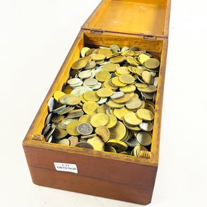 Lote de Monedas Variadas en Caja de Madera - imagen 2