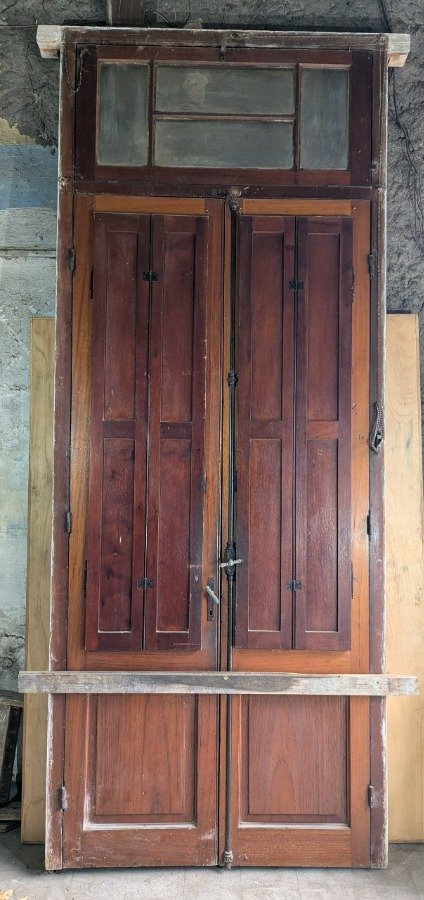 Puerta antigua con par de hojas batientes y banderola superior - imagen 3