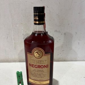 Lote siguiente: Botella de Negroni Seagers Vermouth Gin