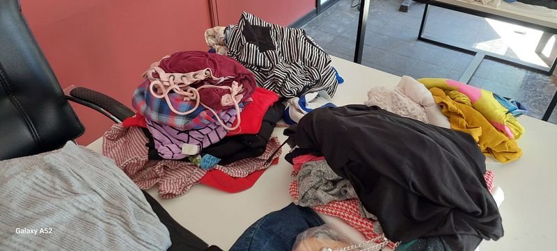 Gran lote de ropa variada - imagen 4