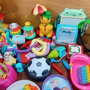 Lote Variado de Juguetes Infantiles: Pelota, Teclado, Figuras y Más - imagen 4