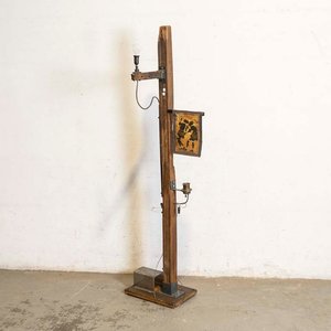 Lote siguiente: Lámpara de Pie Rústica de Madera y Metal con Detalle Decorativo