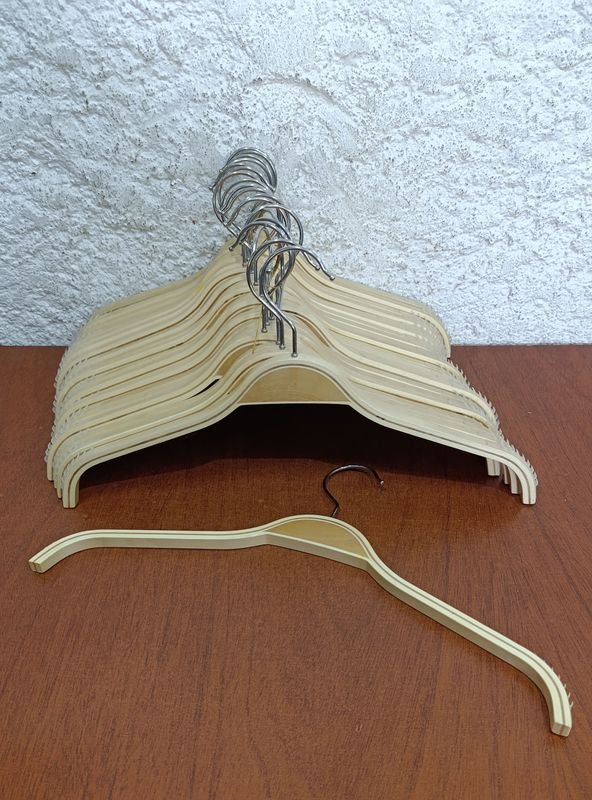 Lote siguiente: Perchas en madera de excelente calidad