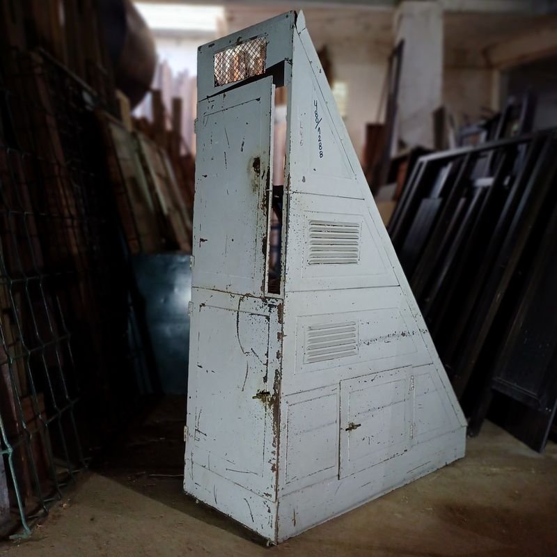 Armario bajo escalera de hierro: Mueble práctico y estético - imagen 4