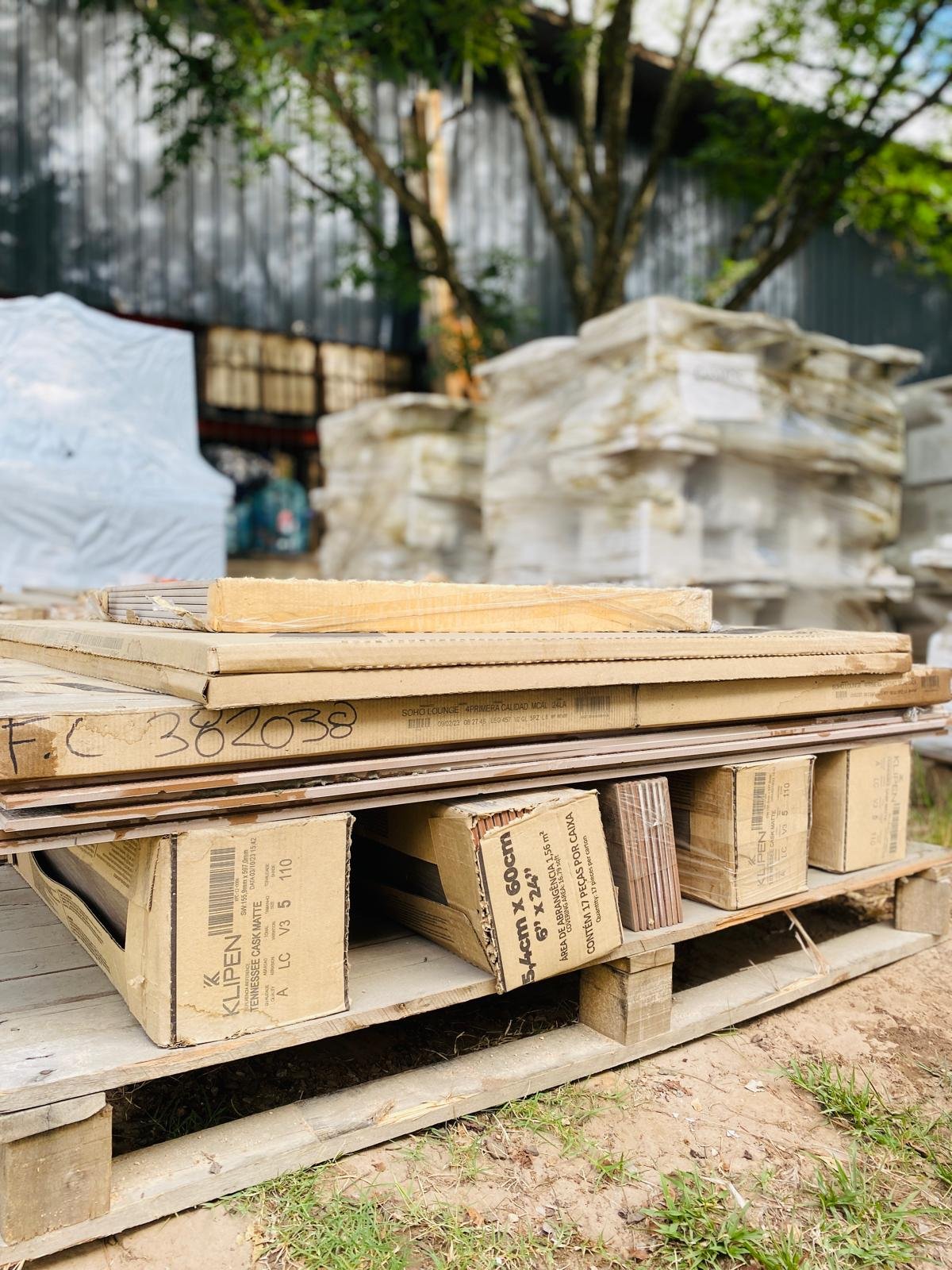 Item lote-x32-m2-de-ceramica-y-porcelanato-colores-varios - Image 1