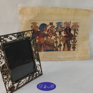 Lote siguiente: Papiro Egipcio con Figuras y Portaretratos de Metal Decorado