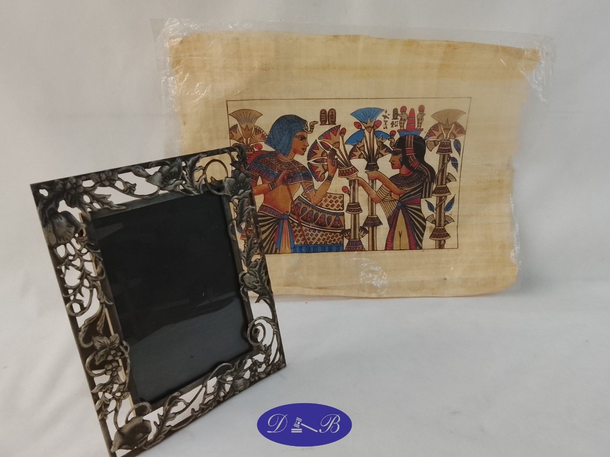 Papiro Egipcio con Figuras y Portaretratos de Metal Decorado