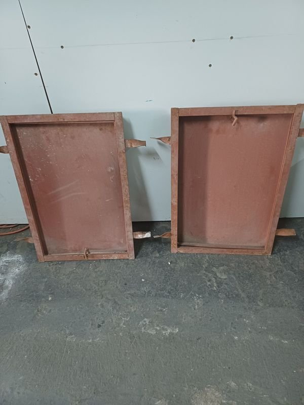 2 Puertas de Hierro con Marco, 60x40cm