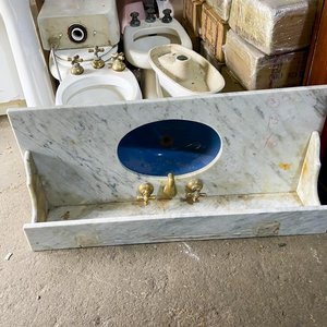 Tres piezas: un inodoro, bidé y mesada en marmol usados color blanco - imagen 1