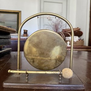 Gong Chino Decorativo en Bronce o Latón con Soporte de Madera y Mazo - imagen 2