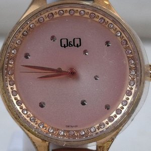 Lote de 2 Relojes de Pulsera: Q&Q Dorado con Cristales y Okusai Rosa - imagen 3