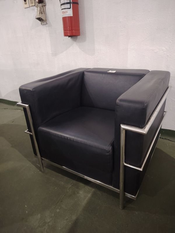 Sillón Estilo Le Corbusier, Tapizado Negro y Estructura Metálica