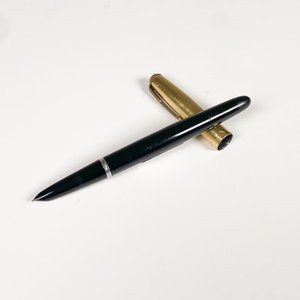 Lote siguiente: Pluma Fuente Parker con Capuchón Dorado