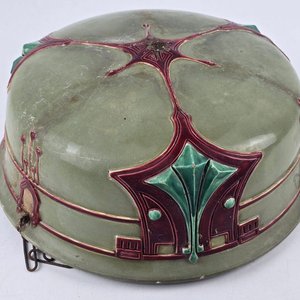 Lote siguiente: Porta Maceta Mayólica Art Nouveau Austríaco con Cadena