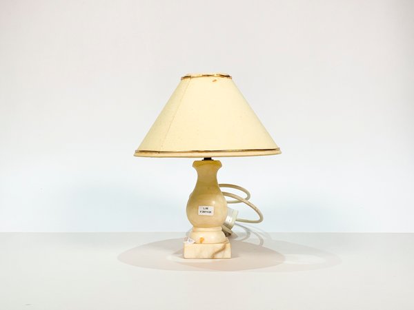 Lote siguiente: Lámpara con base de mármol y pantalla beige