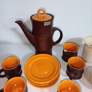 Lote de Vajilla: Jarra Marrón, Tazas, Platos y Cuencos Decorados - imagen 3