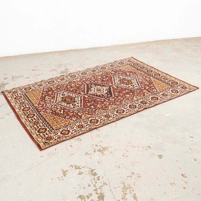 Lote siguiente: Alfombra acrílica con diseño floral